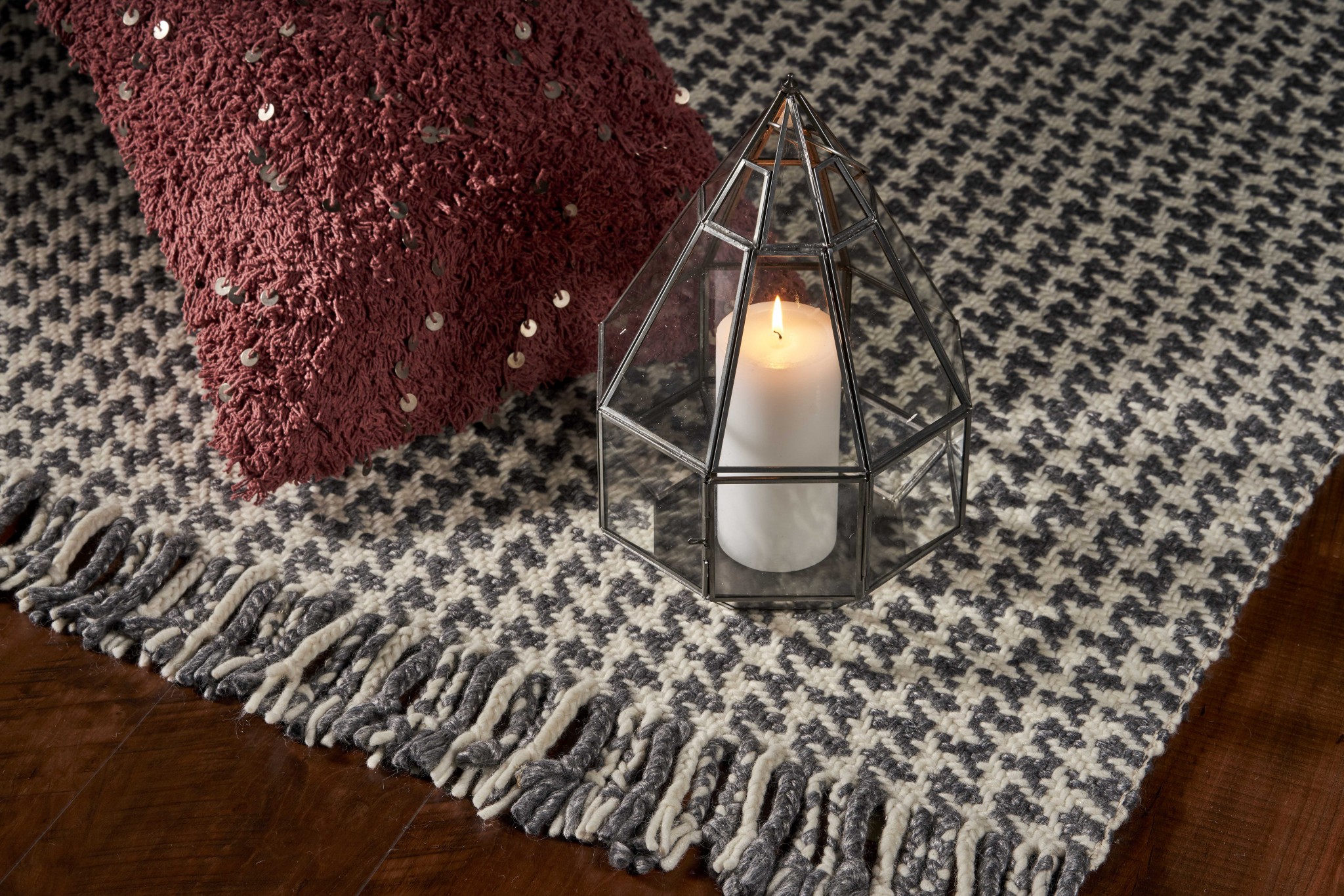 5" X 8" Ivory Or Grey Plaid Knitted Wool Indoor Area Rug With Fringe