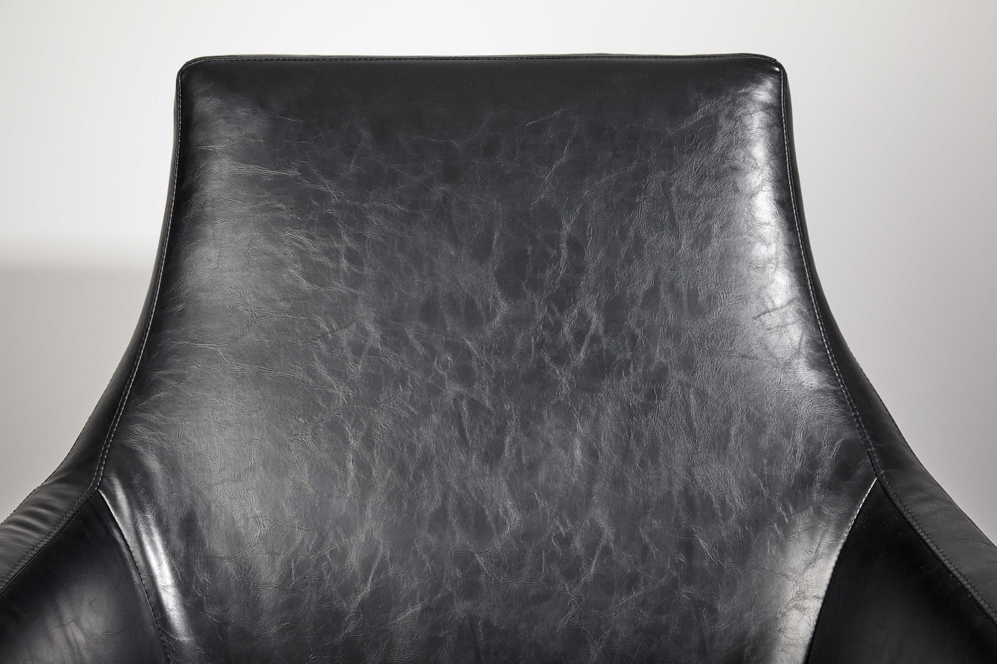 33" X 30.5" X 37" Black Chair