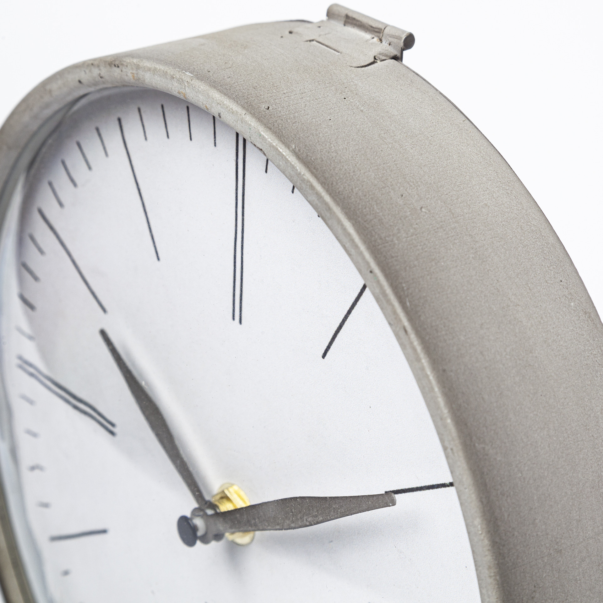 Gray Metal Circular Desk / Table Clock Equipped with a Quartz Movement