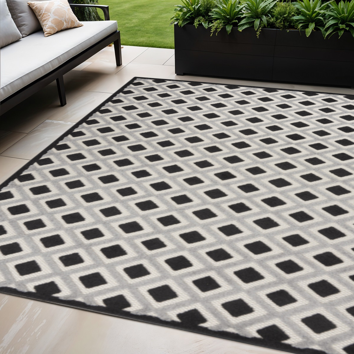 5' X 8' Black And White Indoor Outdoor Area Rug-385138-1