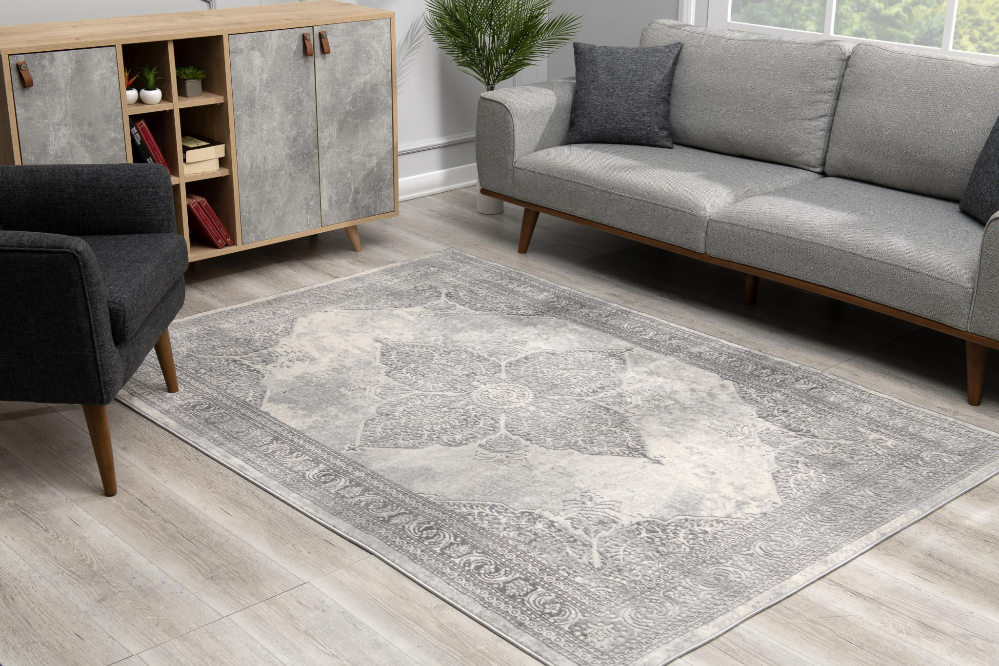 4" X 6" Gray Distressed Medallion Area Rug