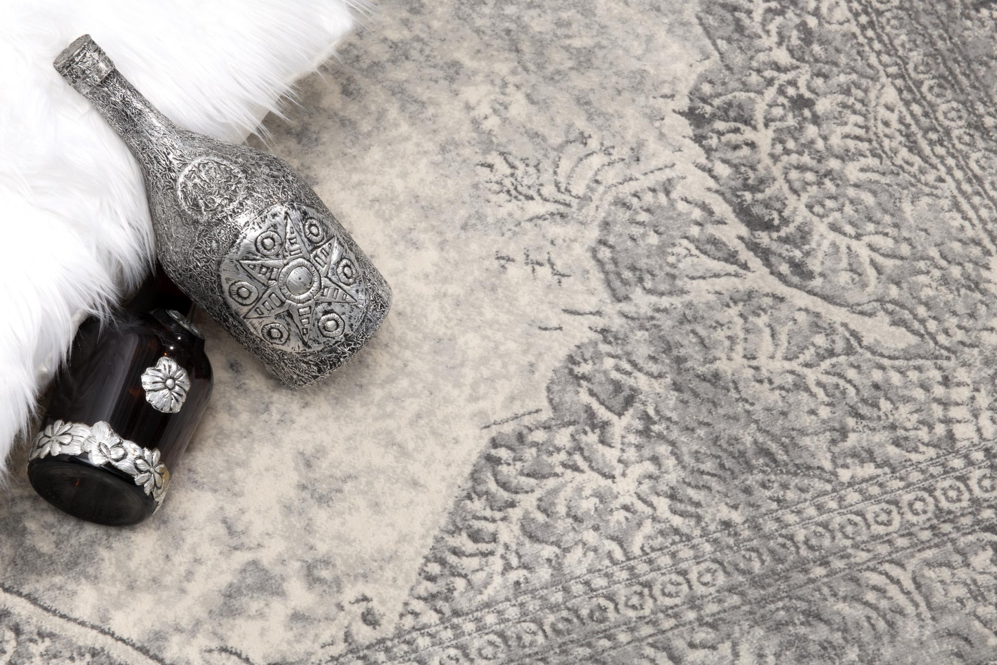 4" X 6" Gray Distressed Medallion Area Rug