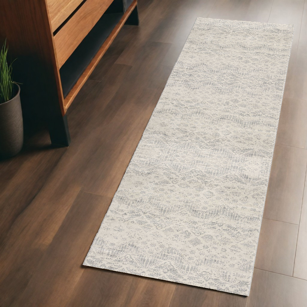 2" X 6" Ivory Distressed Ikat Pattern Area Rug