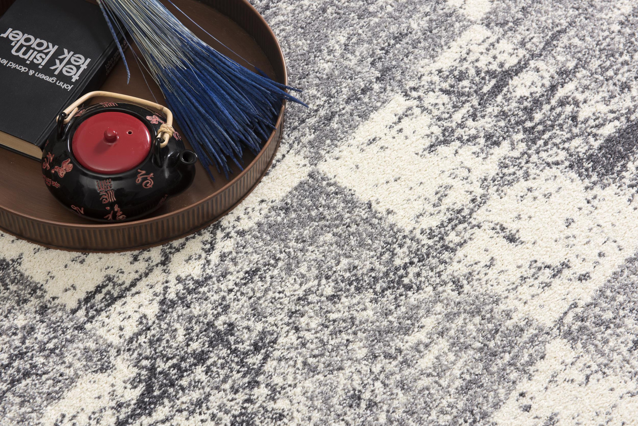 4" X 6" White And Gray Checkered Area Rug