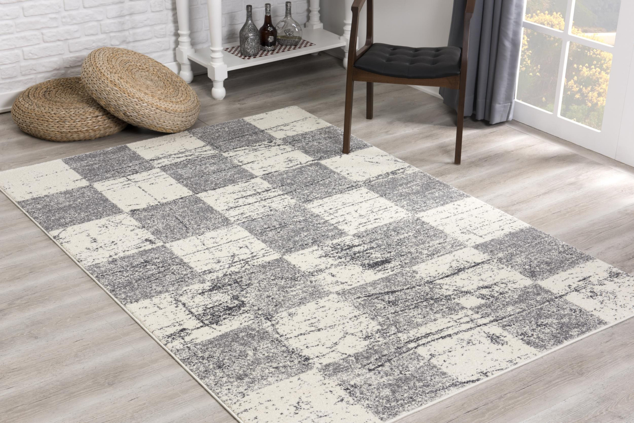 5" X 8" White And Gray Checkered Area Rug