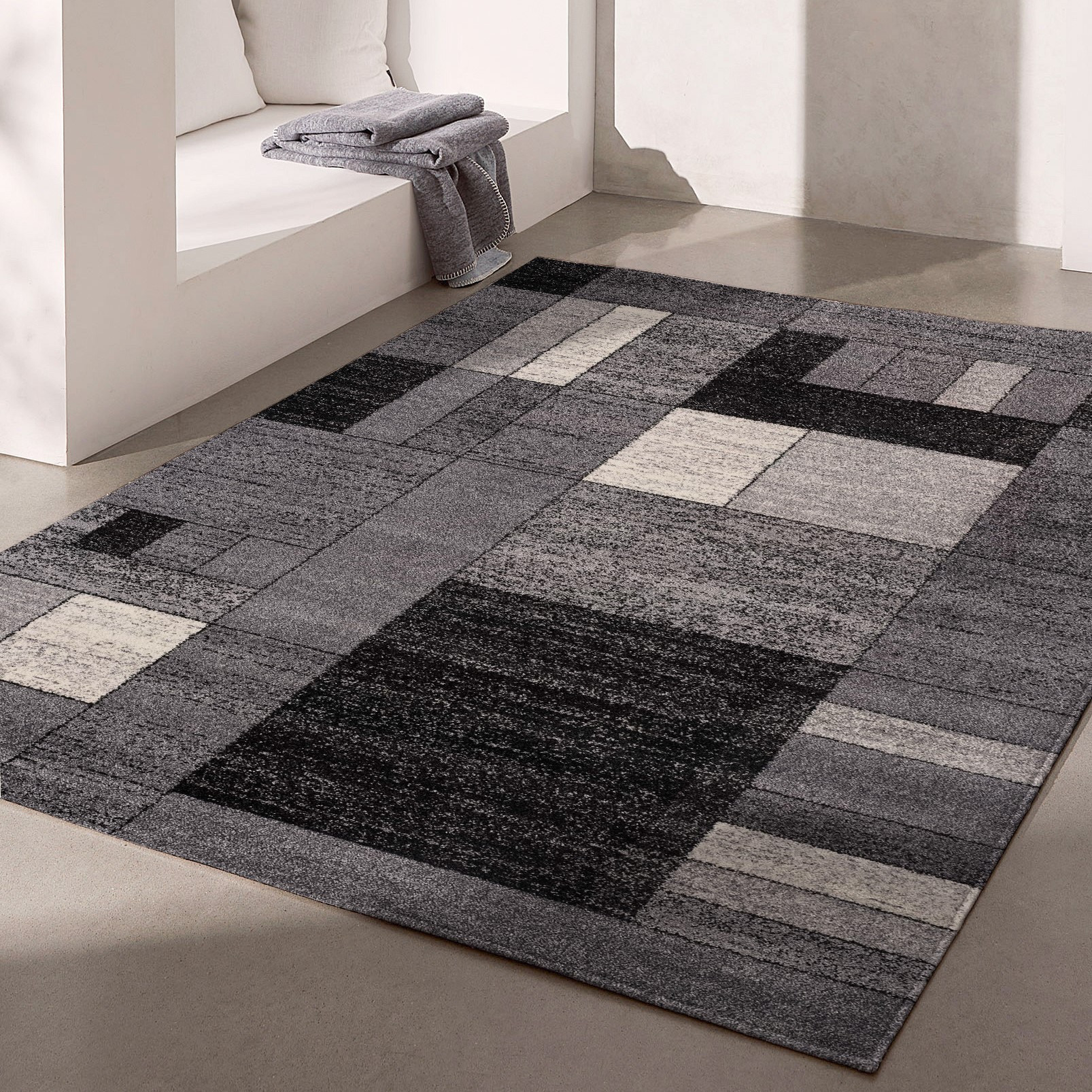 4" X 6" Gray Distressed Geometric Area Rug
