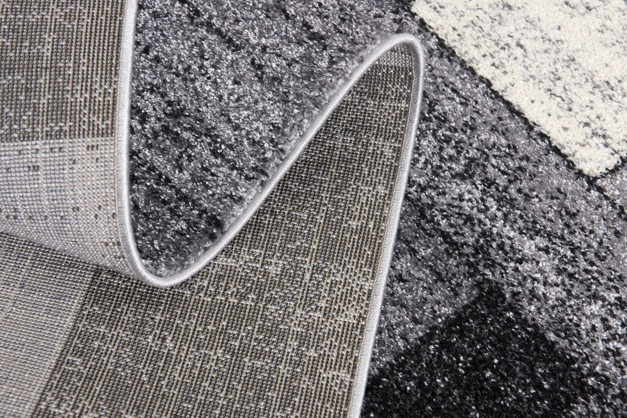 4" X 6" Gray Distressed Geometric Area Rug