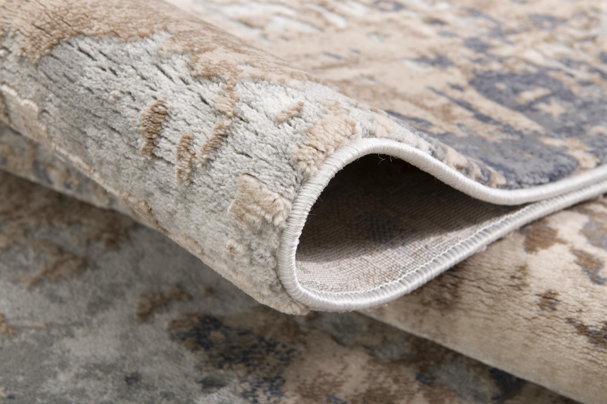 4" X 6" Beige And Ivory Abstract Area Rug