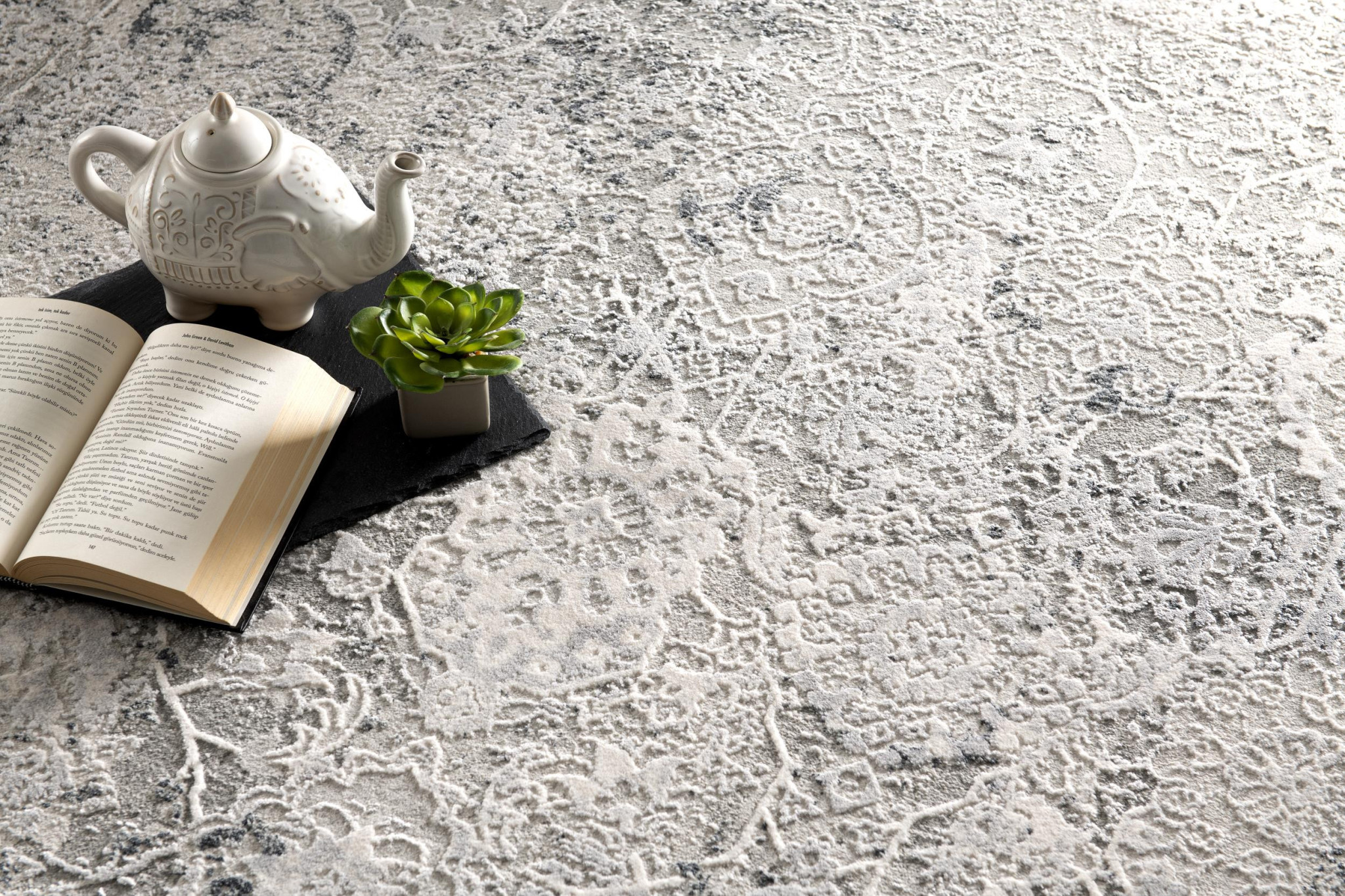 5' X 7' Gray and Ivory Abstract Area Rug-393228-1