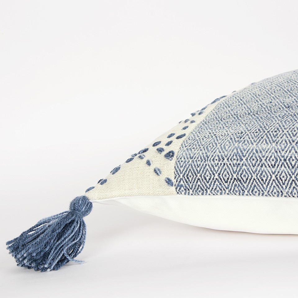 20" Blue and Ivory Herringbone Cotton Throw Pillow With Tassels