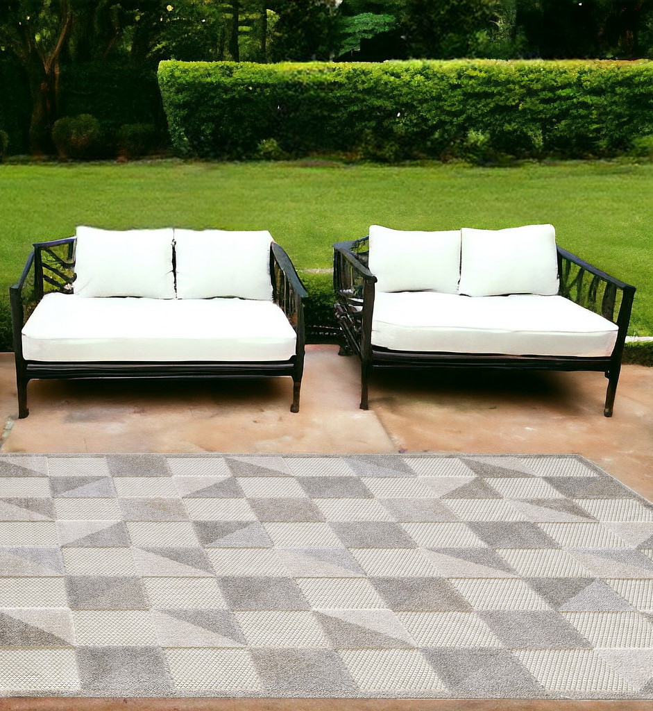 7' X 9' Gray Geometric Stain Resistant Indoor Outdoor Area Rug-473698-1