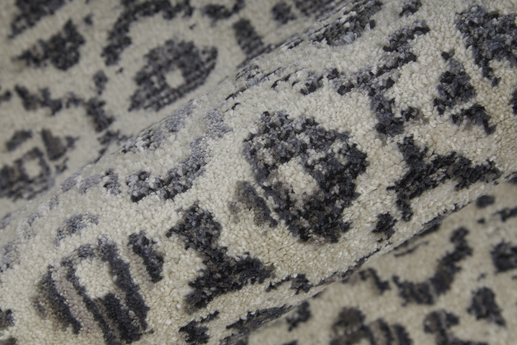 9" Ivory and Black Round Abstract Area Rug