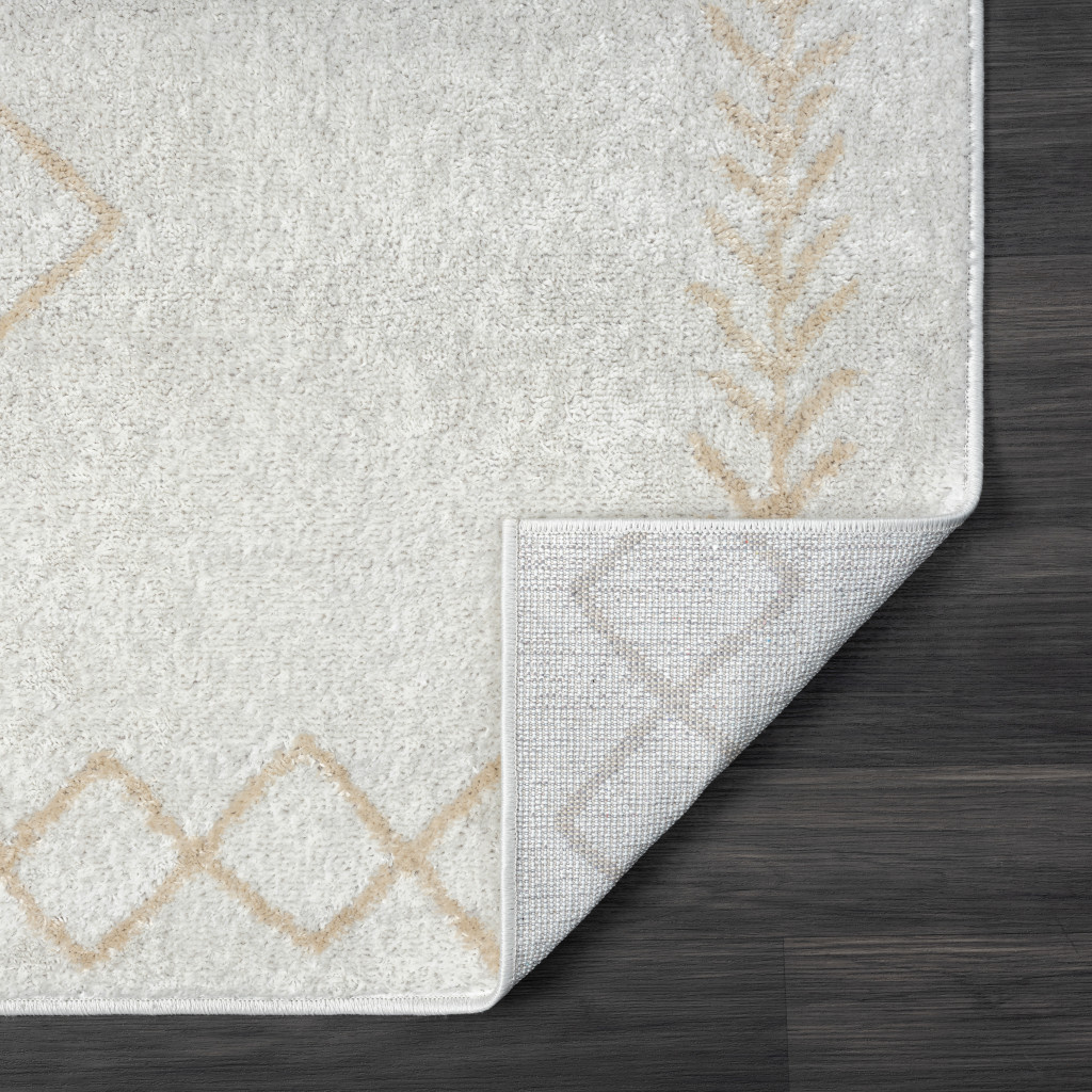 5" X 7" Cream Diamond Area Rug