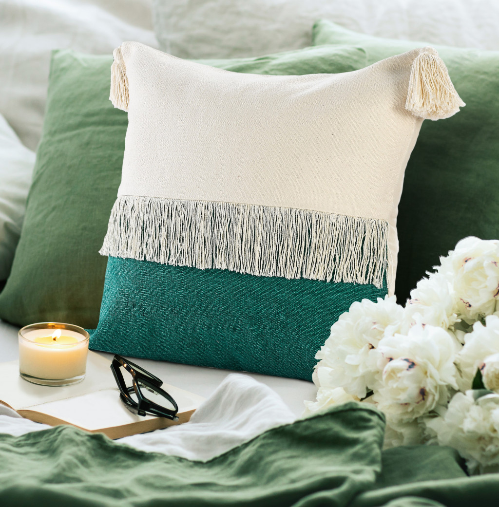 20" X 20" Emerald Green And Off-White 100% Cotton Zippered Pillow