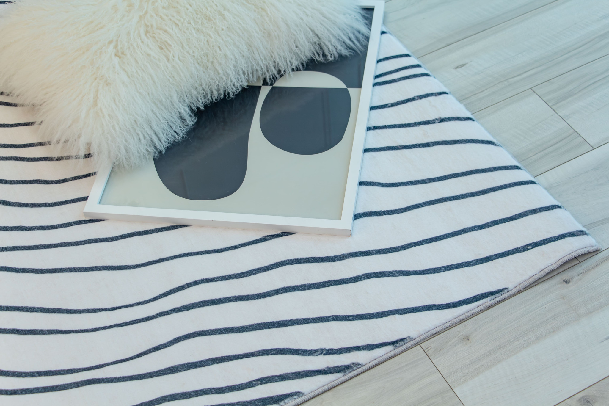 4" X 6" Black and White Abstract Area Rug