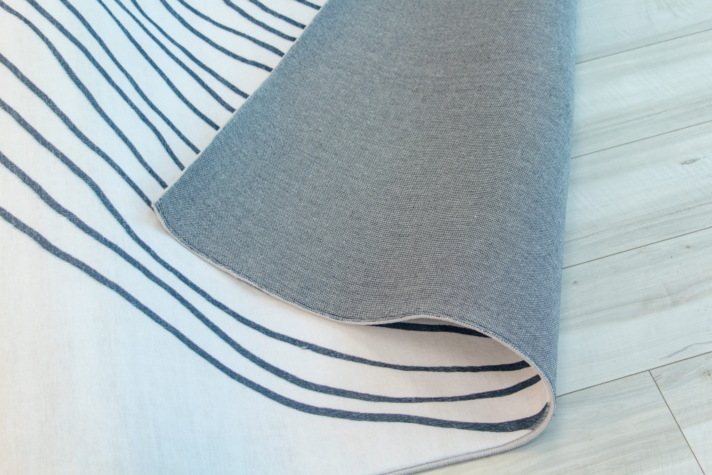 4" X 6" Black and White Abstract Area Rug