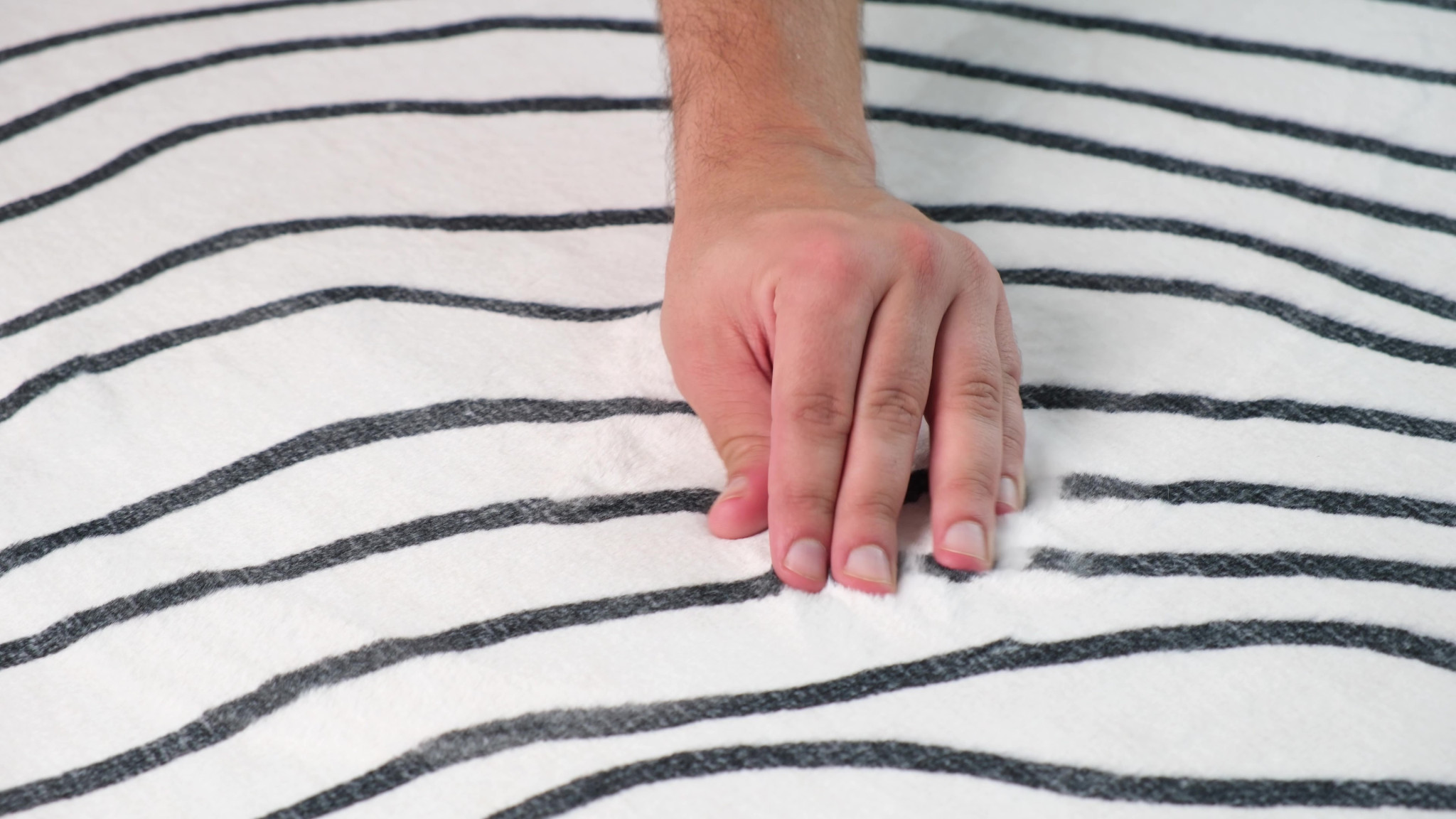 4" X 6" Black and White Abstract Area Rug