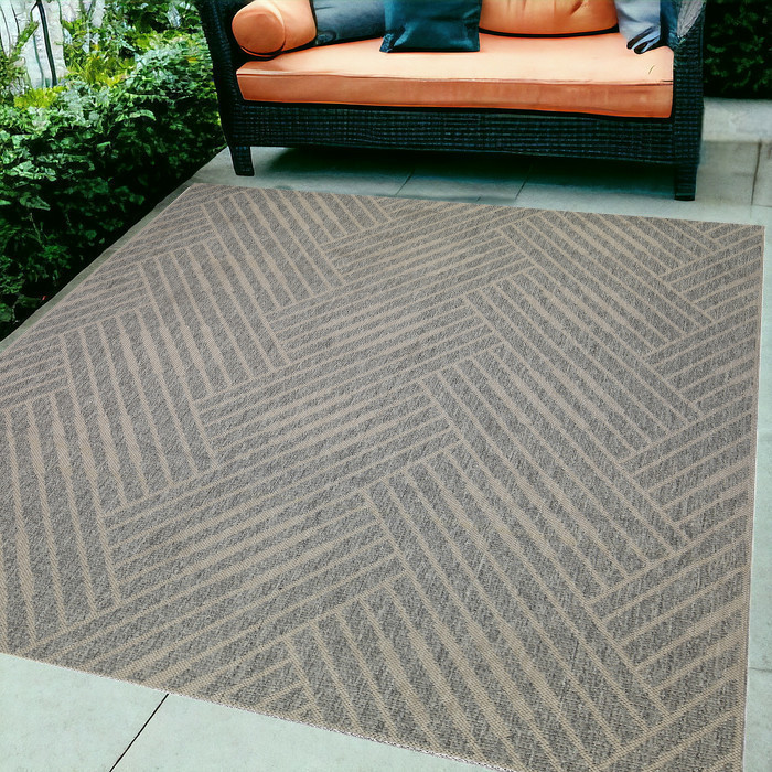 6' x 9' Gray Geometric Stain Resistant Indoor Outdoor Area Rug-531638-1