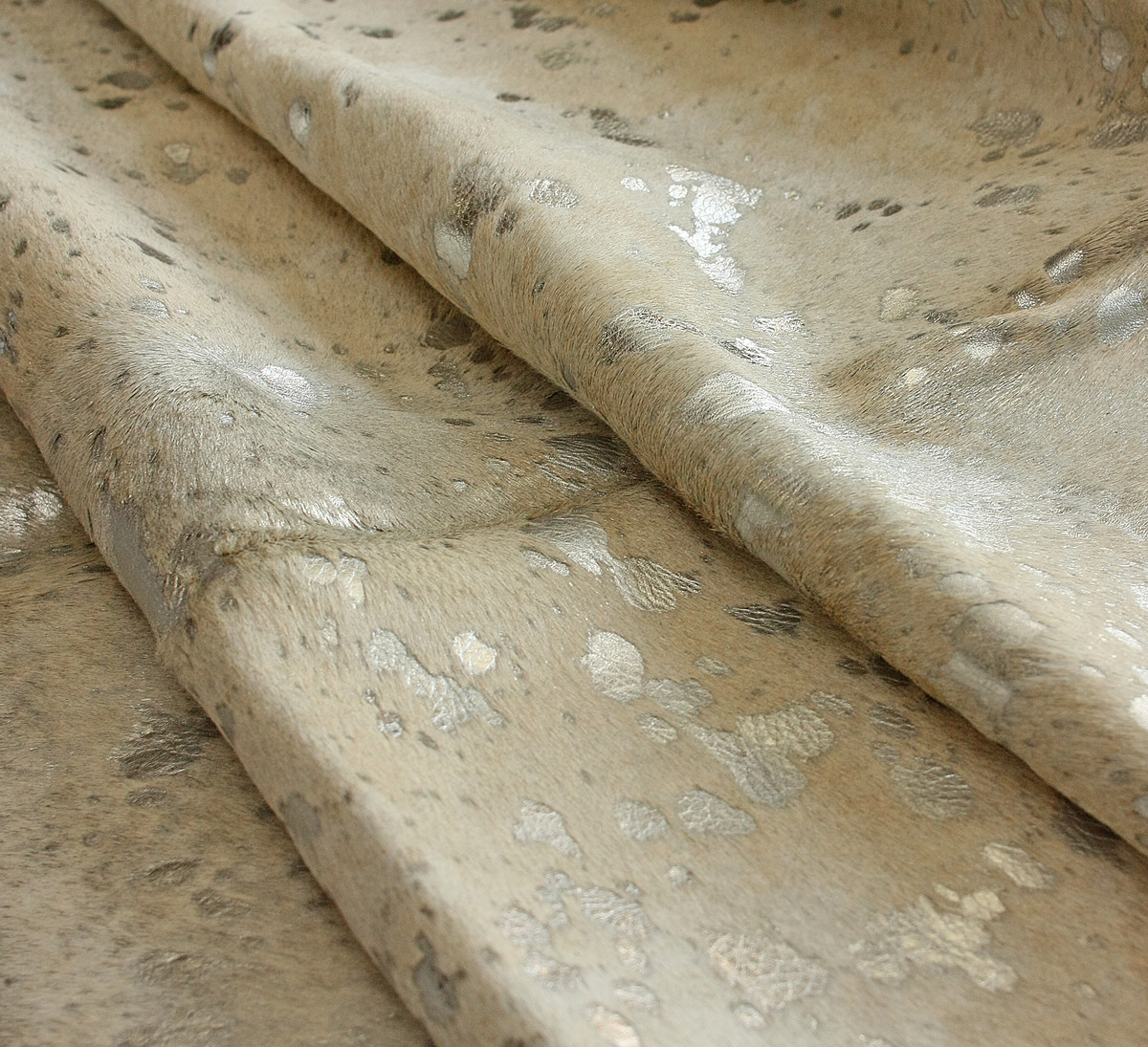 6" X 7" Silver and Ivory Cowhide Hand Knotted Area Rug