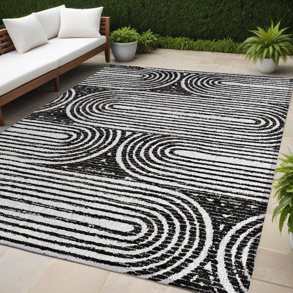 5' X 8' Black and White Abstract Washable Non Skid Indoor Outdoor Area Rug-561808-1