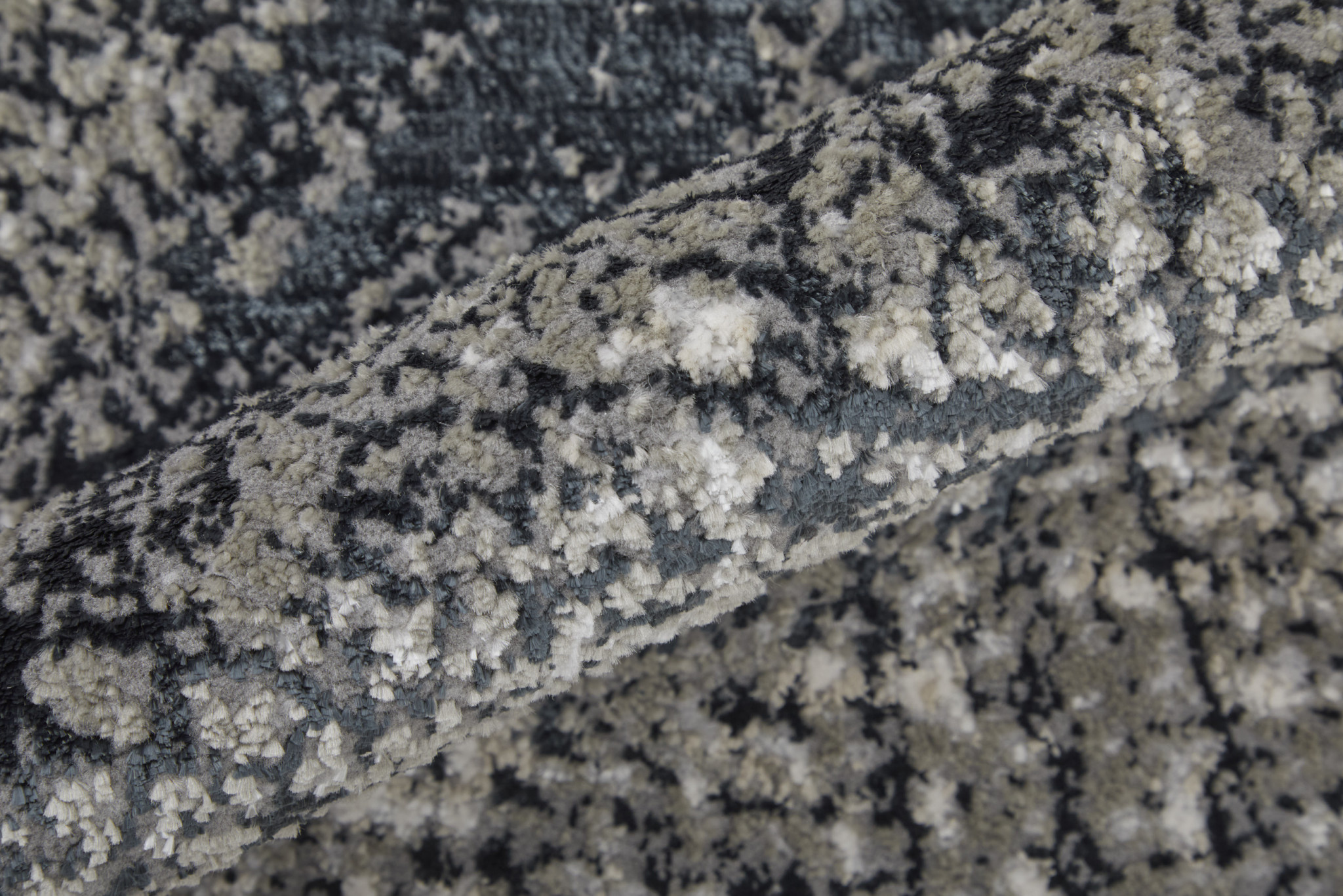7" X 10" Gray and Ivory Abstract Power Loom Area Rug