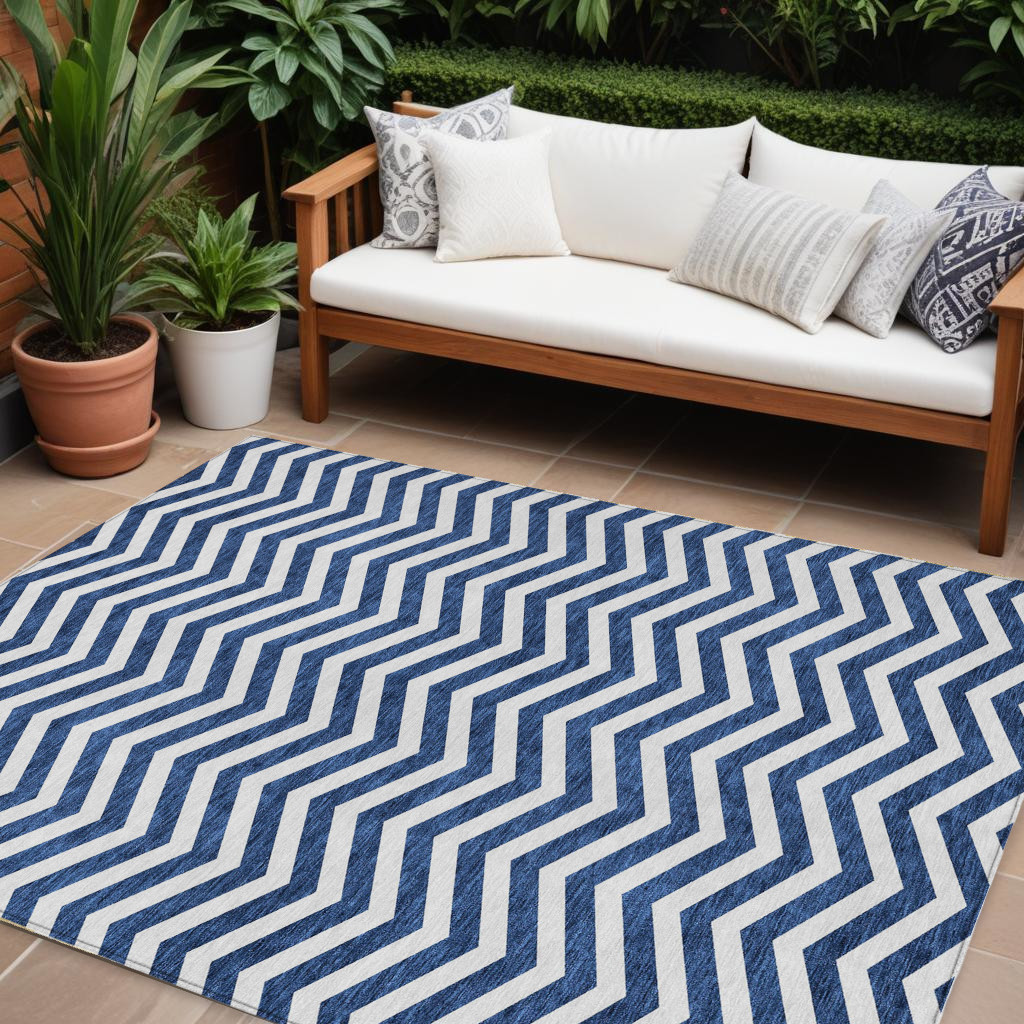8' X 10' Navy Blue And Ivory Chevron Washable Indoor Outdoor Area Rug-595328-1