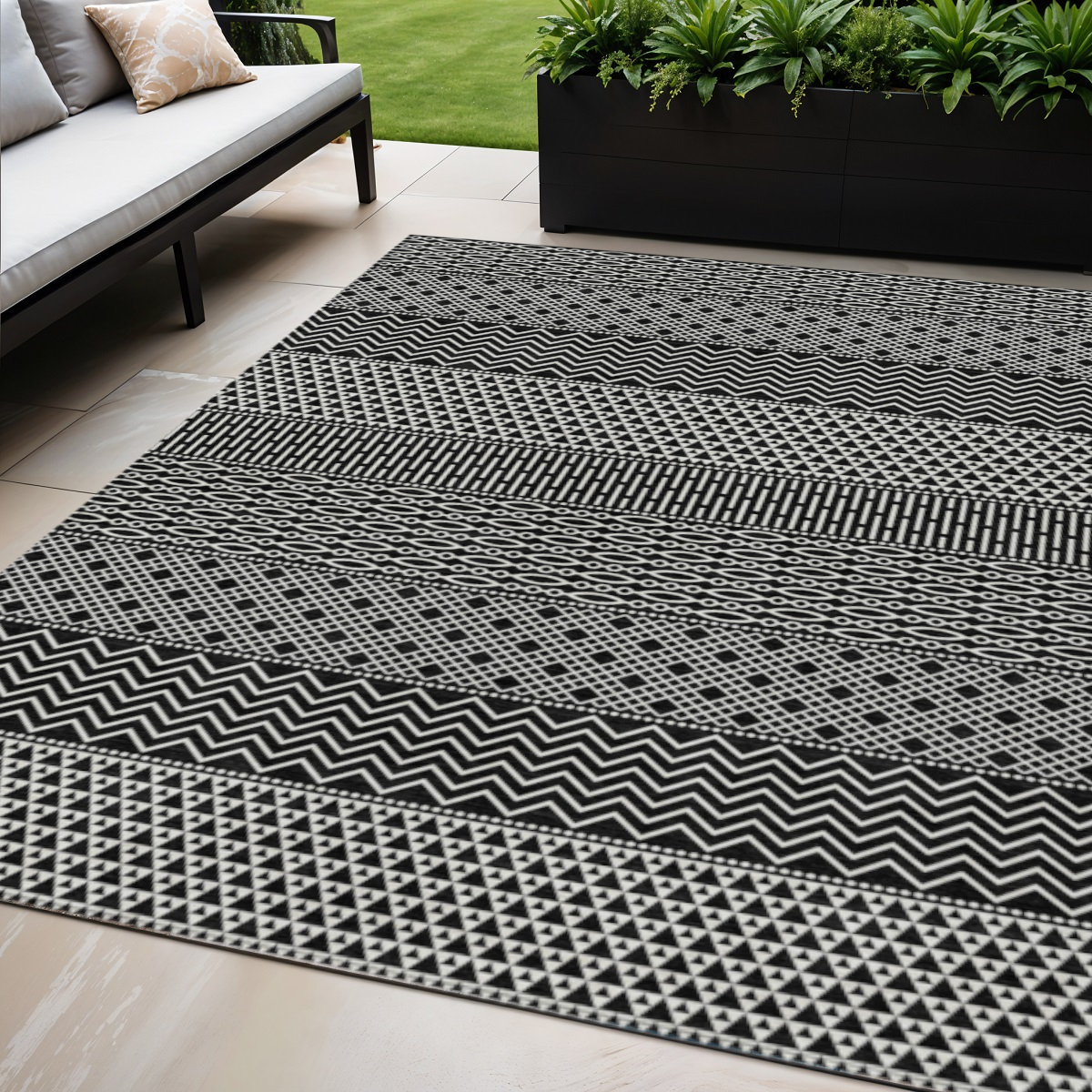 5' X 8' Black And Ivory Chevron Washable Indoor Outdoor Area Rug-612239-1