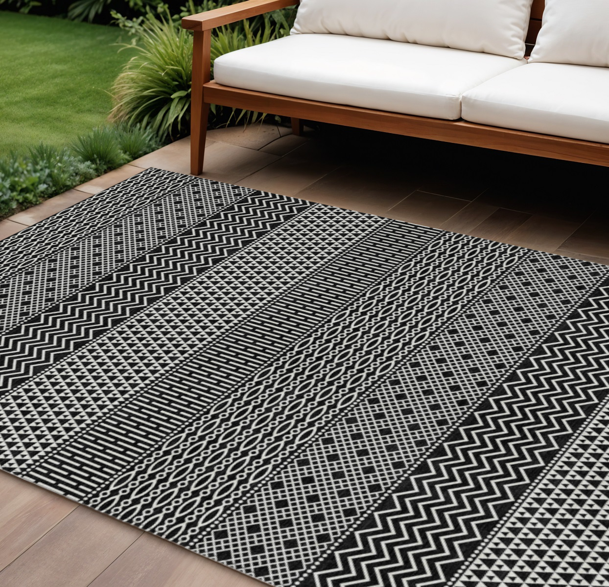 8' X 10' Black And Ivory Chevron Washable Indoor Outdoor Area Rug-612241-1