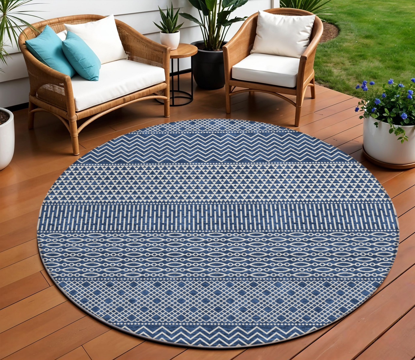8' Navy Blue And Ivory Round Chevron Washable Indoor Outdoor Area Rug-612282-1