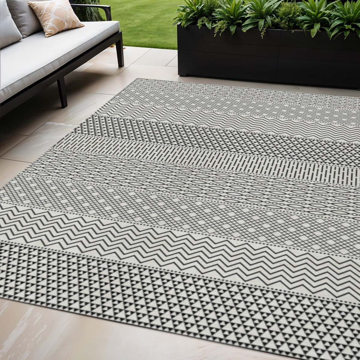 5' X 8' White And Black Chevron Washable Indoor Outdoor Area Rug-612299-1