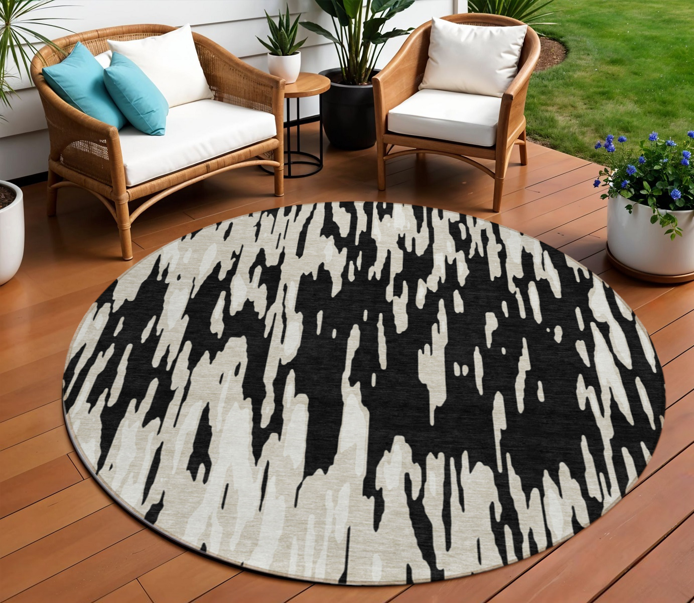 8' Black And Ivory Round Abstract Washable Indoor Outdoor Area Rug-612637-1